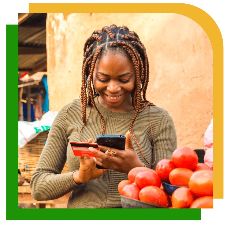 Femme africaine payer avec son téléphone mobile